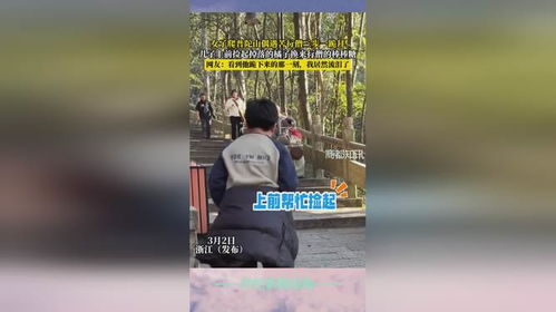 苦行僧三步一跪拜 男孩捡橘子被送糖