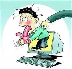 男子擅自打开飞机安全出口，冲动行为引发恐慌，警方迅速介入带走调查